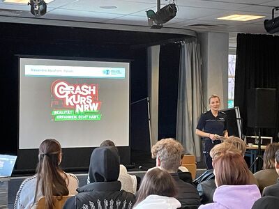 Schüler bem Vortrag des Crash-Kurses