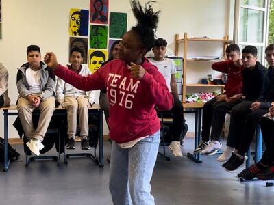 Tanzende Schüler beim Tanzworkshop