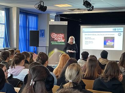 Schüler bem Vortrag des Crash-Kurses