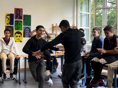 Tanzende Schüler beim Tanzworkshop