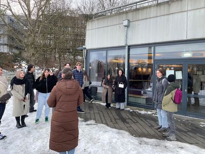 Schülergruppe beim "Uni-live"-Tag