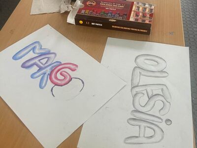 Foto von Skizzen und Schablonen beim Graffiti-Workshop