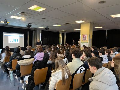 Schüler bem Vortrag des Crash-Kurses