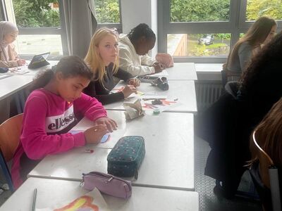 Schüler mit Skizzen und Schablonen beim Graffiti-Workshop