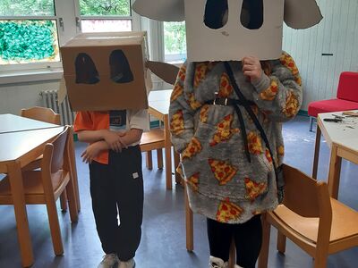 Kinder bei Kreativität im Freizeitraum