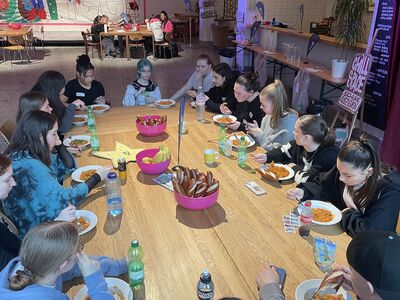 Eine Schülergruppe während des Mittagsessen