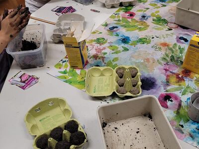 Kinder bei Kreativität im Freizeitraum