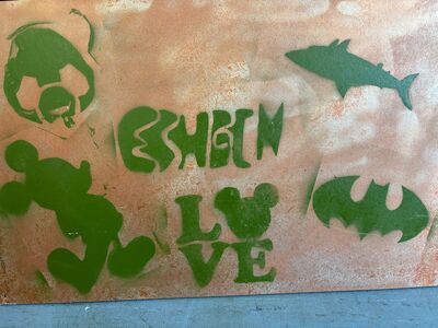 Foto von Skizzen und Schablonen beim Graffiti-Workshop
