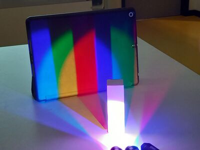 Prisma in farbigem Licht