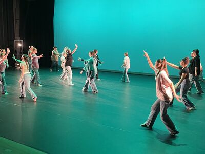 Eine Schülergruppe während einer Choreographie