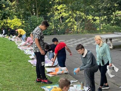 Schüler mit Skizzen und Schablonen beim Graffiti-Workshop