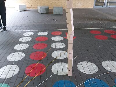 Kinder bei spielerischer Förderung auf dem Schulhof