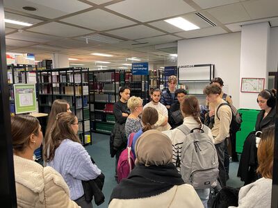 Schülergruppe beim "Uni-live"-Tag