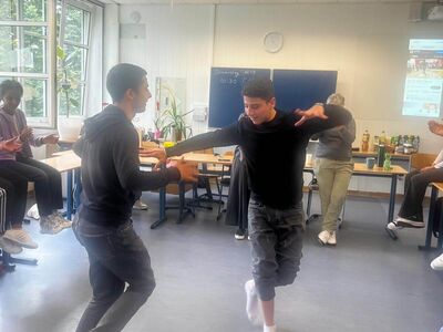 Tanzende Schüler beim Tanzworkshop
