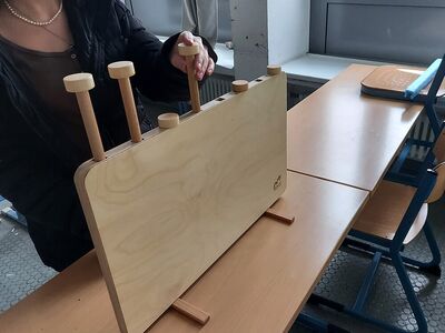 Kinder bei spielerischer Förderung im Klassenraum