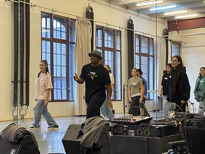 Eine Schülergruppe während einer Choreographie