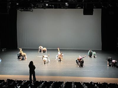 Eine Schülergruppe während einer Choreographie