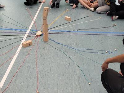 Kinder bei spielerischer Förderung auf dem Schulhof