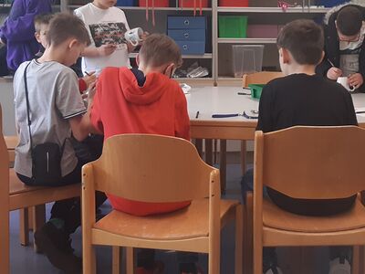 Kinder bei Kreativität im Freizeitraum