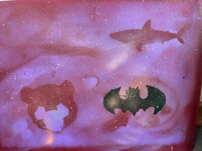 Schüler mit Skizzen und Schablonen beim Graffiti-Workshop